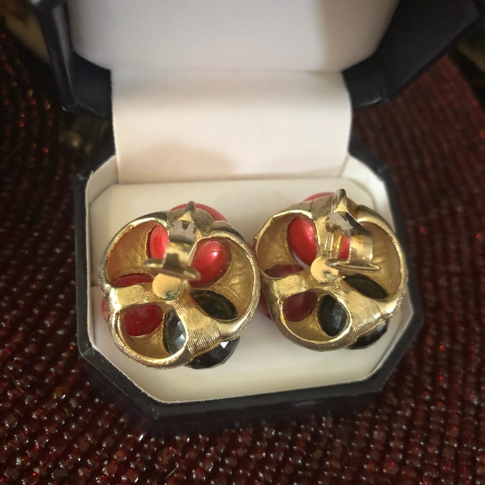 Vintage Clip Earrings - Picture 7 of 9